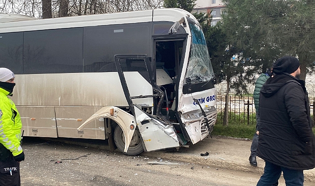 Servis midibüsleri kafa kafaya çarpıştı; 19 yaralı