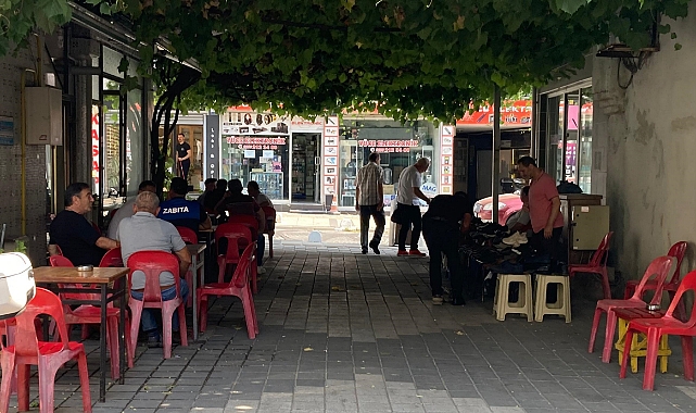 Zabıta İşportacı Karşısında Çay İçti