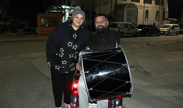 Eşinin kullandığı motosiklette davul çalarak mahalleliyi sahura kaldırıyor