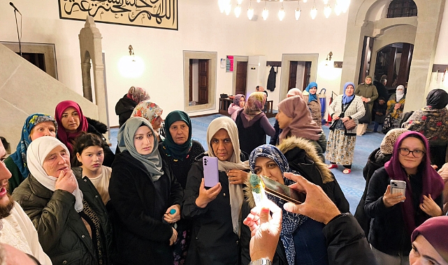 Kadir Gecesi'nde tarihi camide Sakal-ı Şerif ziyarete açıldı
