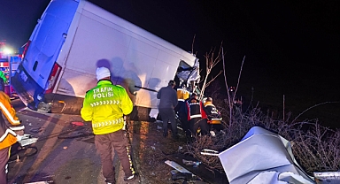 Kamyonet TIR'a arkadan çarptı: 2 ölü, 1 yaralı