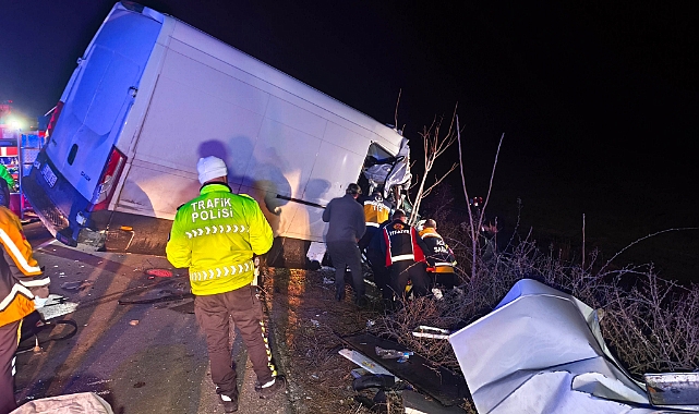 Kamyonet TIR'a arkadan çarptı: 2 ölü, 1 yaralı