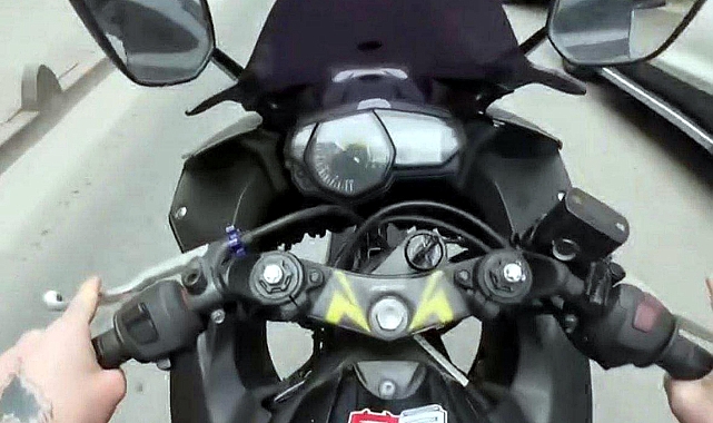 Tek tekerlek üzerinde ilerleyen motosikletin sürücüsüne 71 bin lira ceza