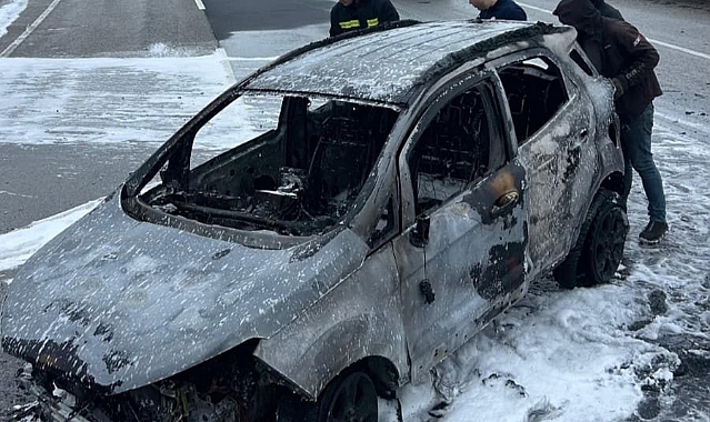 Tekirdağ'da kaza yapıp alev alan otomobil, kullanılamaz hale geldi