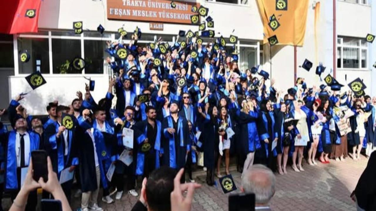 KEŞAN MESLEK YÜKSEKOKULU MEZUNLARINI BÜYÜK BİR COŞKUYLA UĞURLADI
