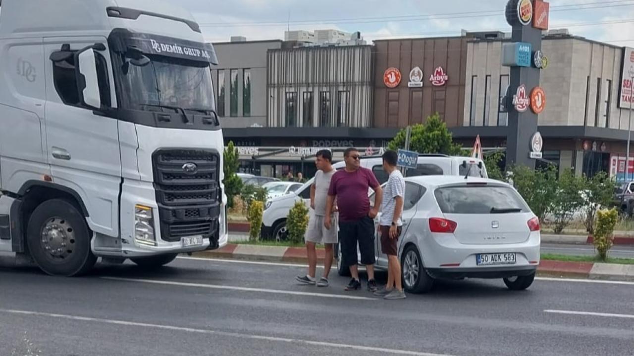 Lüleburgaz'da TIR'ın Otomobili Sürükledi
