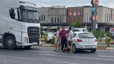 Lüleburgaz'da TIR'ın Otomobili Sürükledi