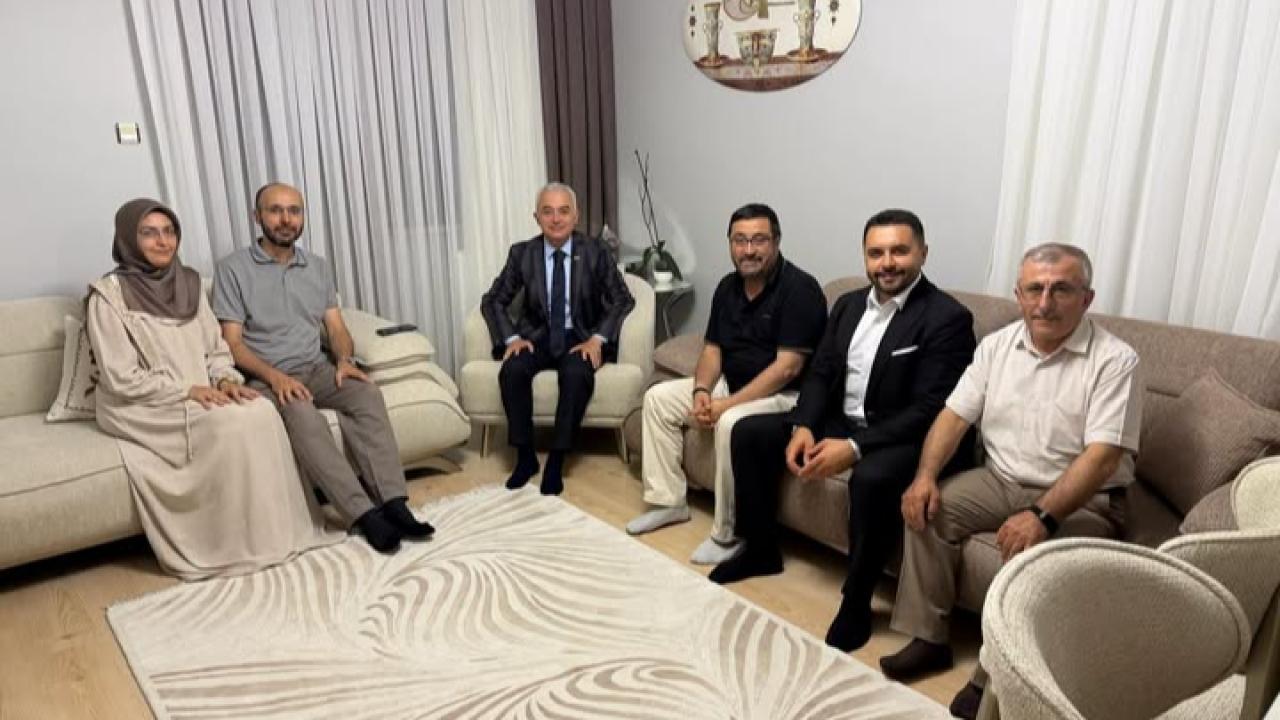 Vali Uğur Turan’dan Hacdan Dönen Şeker Ailesine Anlamlı Ziyaret